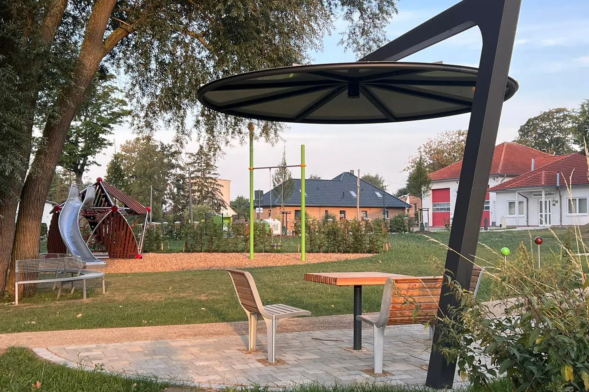 Neuer moderner Spielplatz auf dem Dorfplatz Groß Bölkow